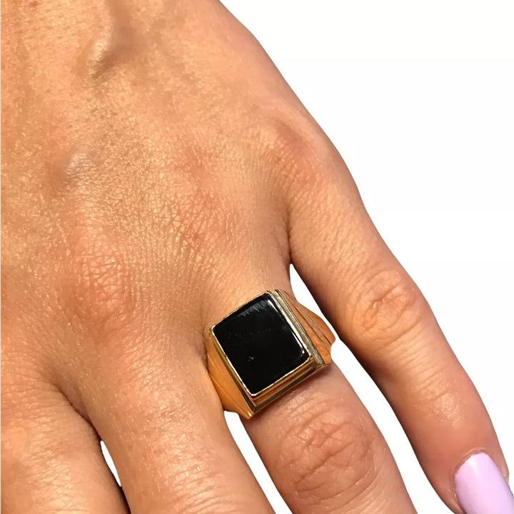 Anillo en oro con piedra onix negra